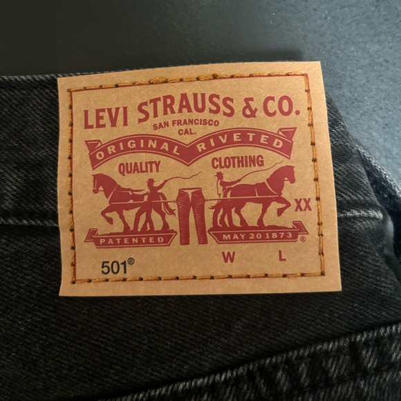 BRAND NEW NEVER WORN Levi's black shorts - Picture 3 of 3